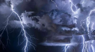 3 أيام متواصلة.. أمطار غزيرة وظاهرة جوية نادرة تستمر 8 ساعات وتتسبب بتقلبات حادة في الطقس